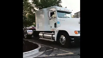 #short#freightliner#white#visorlughts#flattercab#horns#shorterpipes#landstar#grillbluestar#AM